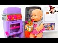 La bebe juega con su cocinita de juguetes porttil 