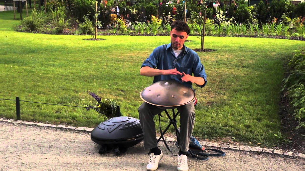 Уличный музыкант играет на ханге - YouTube