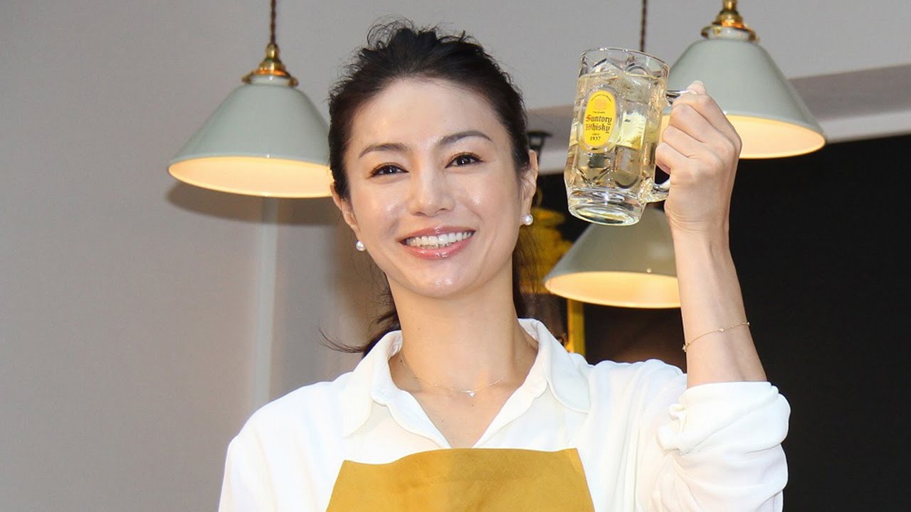 井川遥 美味しいハイボールのコツは 合わせる料理はもちろん 角ハイボール Cmのあのお店 オープニングイベント 2 Youtube