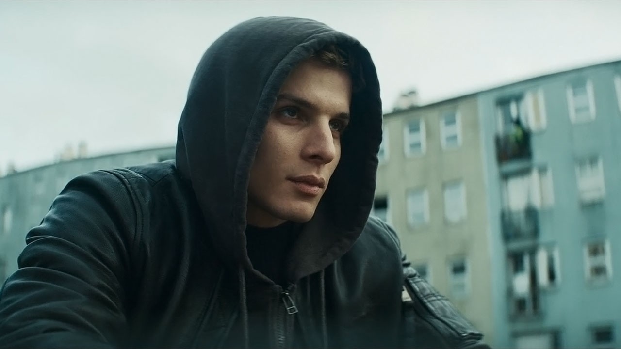 평범한 '모범생'이 가문의 몰락으로 