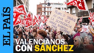 PEDRO SÁNCHEZ | Más de 2.000 personasen Valencia piden a Sánchez que no renuncia | EL PAÍS