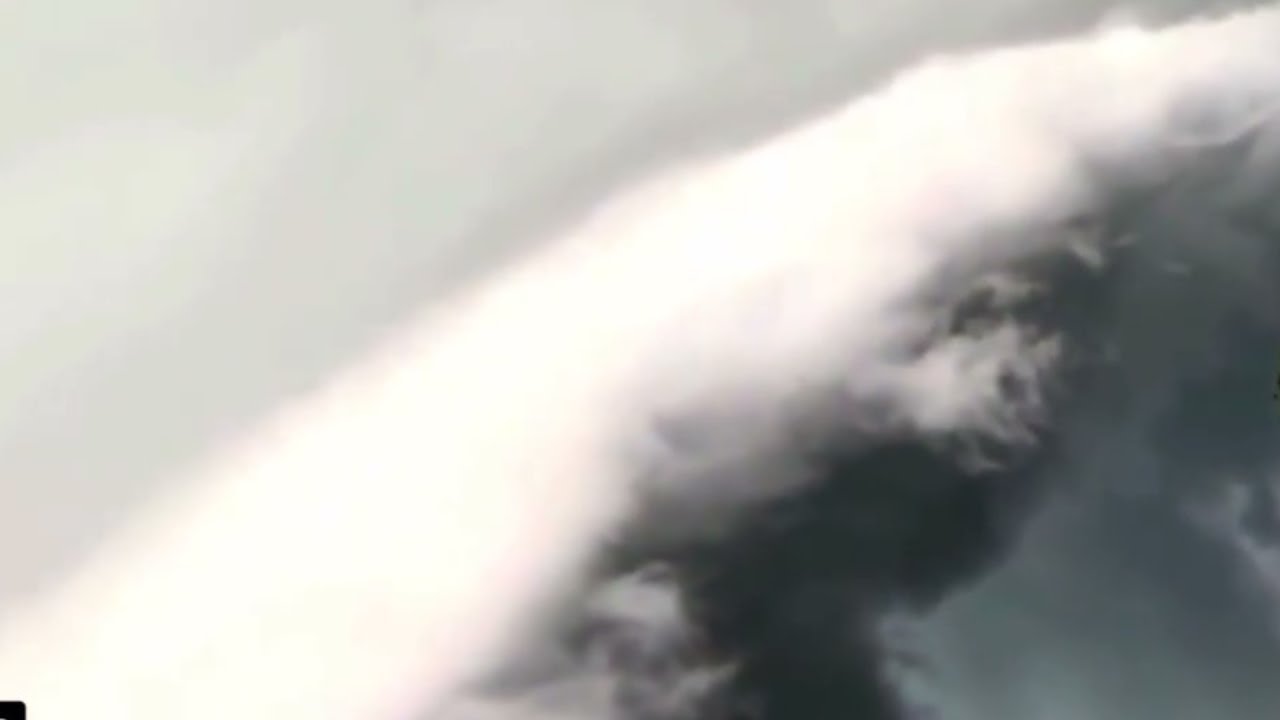 Spectacular shelf cloud in the US - YouTube