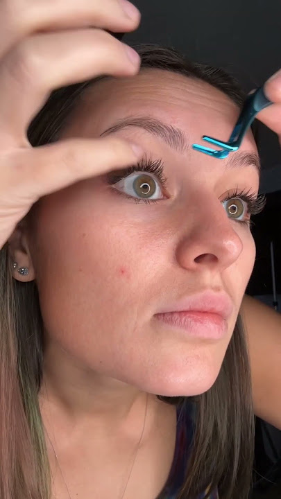 Applying KISS Falscara lashes 😻