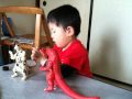 怪獣の人形で一人遊び