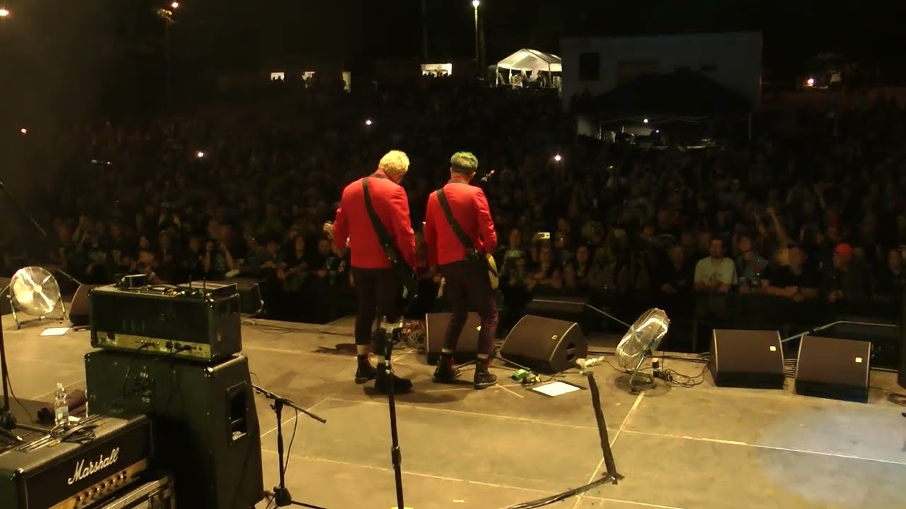 在 YouTube 上观看 The Toy Dolls (GB) - Pod Parou 2024 - Trutnov - punk live event - 1080p recording from the backstage