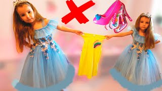 Папа и девочки играют хотят одно и то же платье Папа и девочки играют хотят одно и то же платье