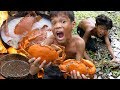 Survie dans la fort tropicale  attraper le crabe et cuisiner pour dguster de dlicieux repas