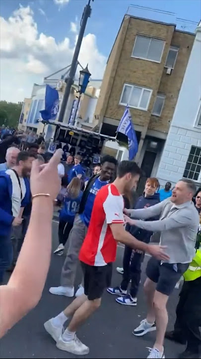 Download lagu Chelsea fans TAUNT Arsenal supporter outside Stamford Bridge after Gunners miss out on title 😳