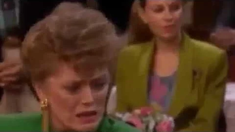 S07E1 Hey, Look Me Over