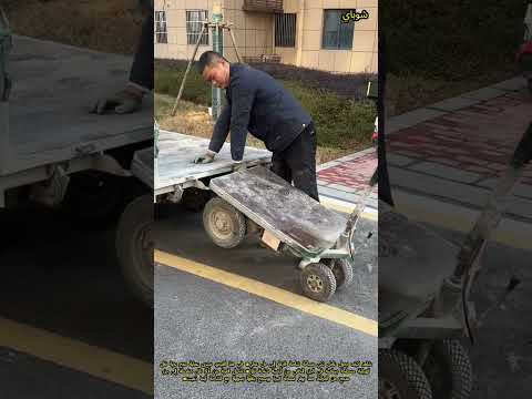 عامل يدمج عربة كهربائية في شاحنة نقل سهل 