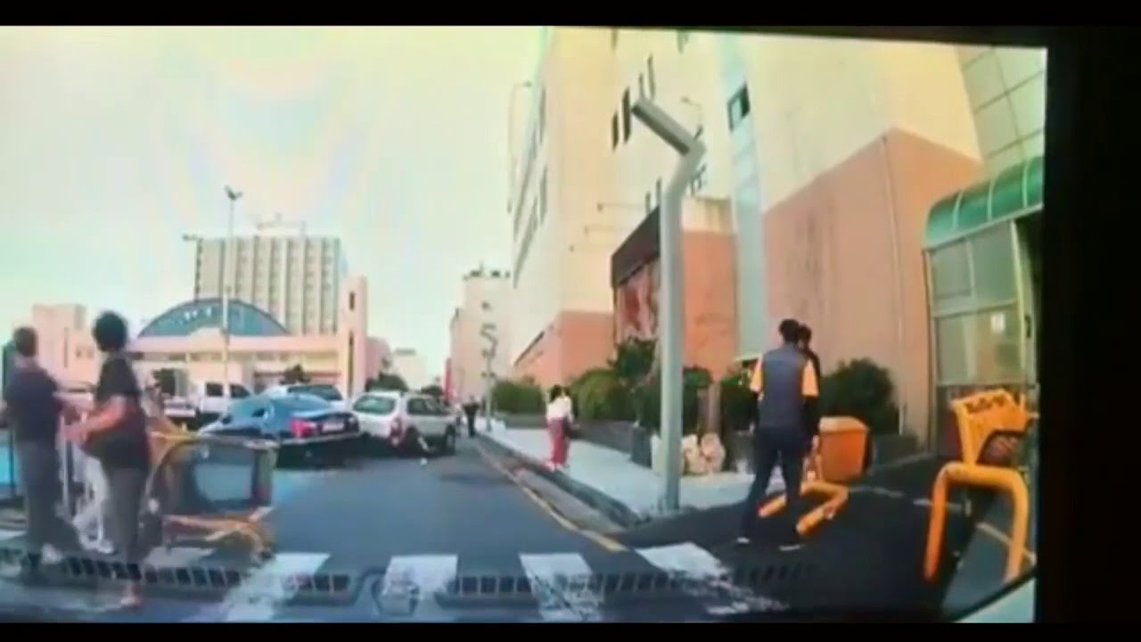 제주 이마트 주차장 초등학생 운전 사고영상 [블랙박스]