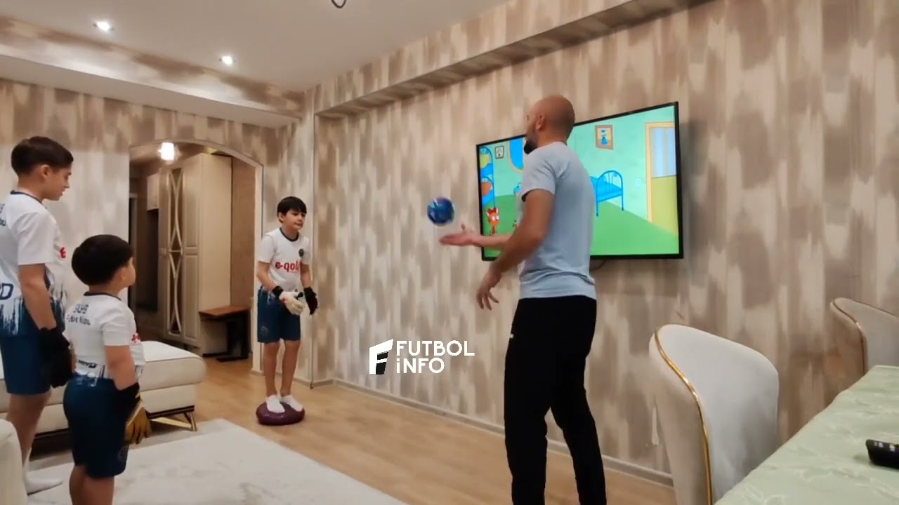 Kamal Bayramov övladlarına evdə məşq keçir