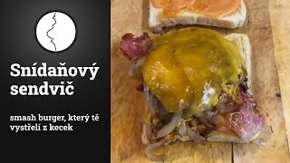 Snídaňový sendvič - smash burger, který tě vystřelí z kecek