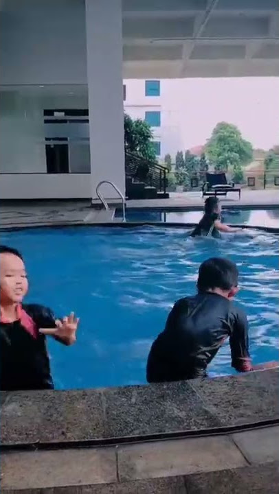 Berenang di kolam renang hotel. Bandar Lampung #short #shorts #shortvideo #jalan #live