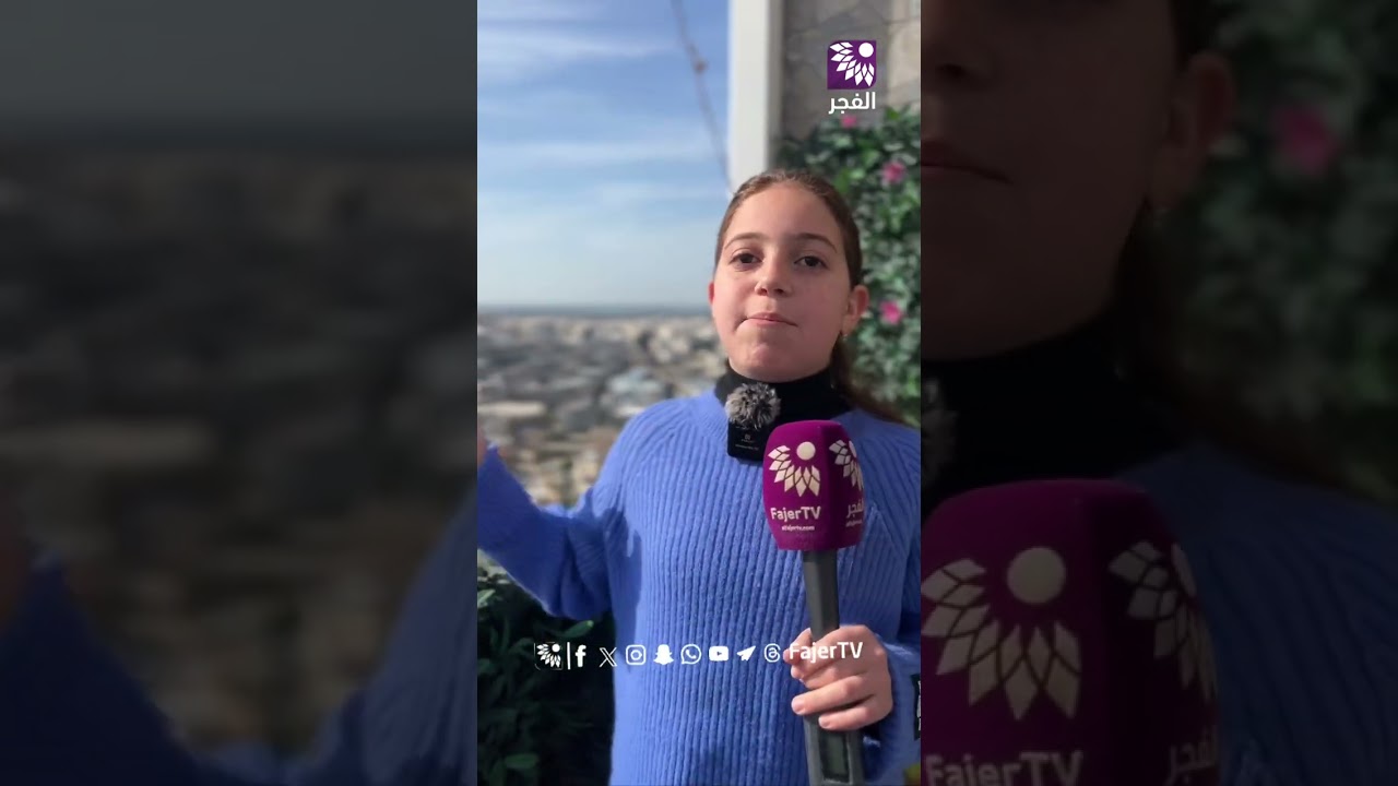 غزل عساف… تلقي شعرًا أمام مخيم طولكرم رغم الظروف الصعبة