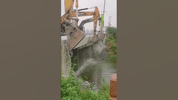 "Unlocking Engineering Secrets: Dramatic Concrete Slab Disassembly of a Bridge! 🏗️🔍"
