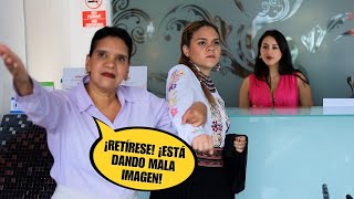 Mujer indígena les dio una lección a recepcionistas por su mal trat0