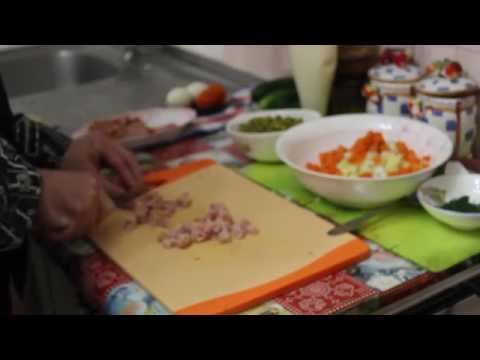 Видео рецепт Салат "Оливье" с копченой курицей и креветками