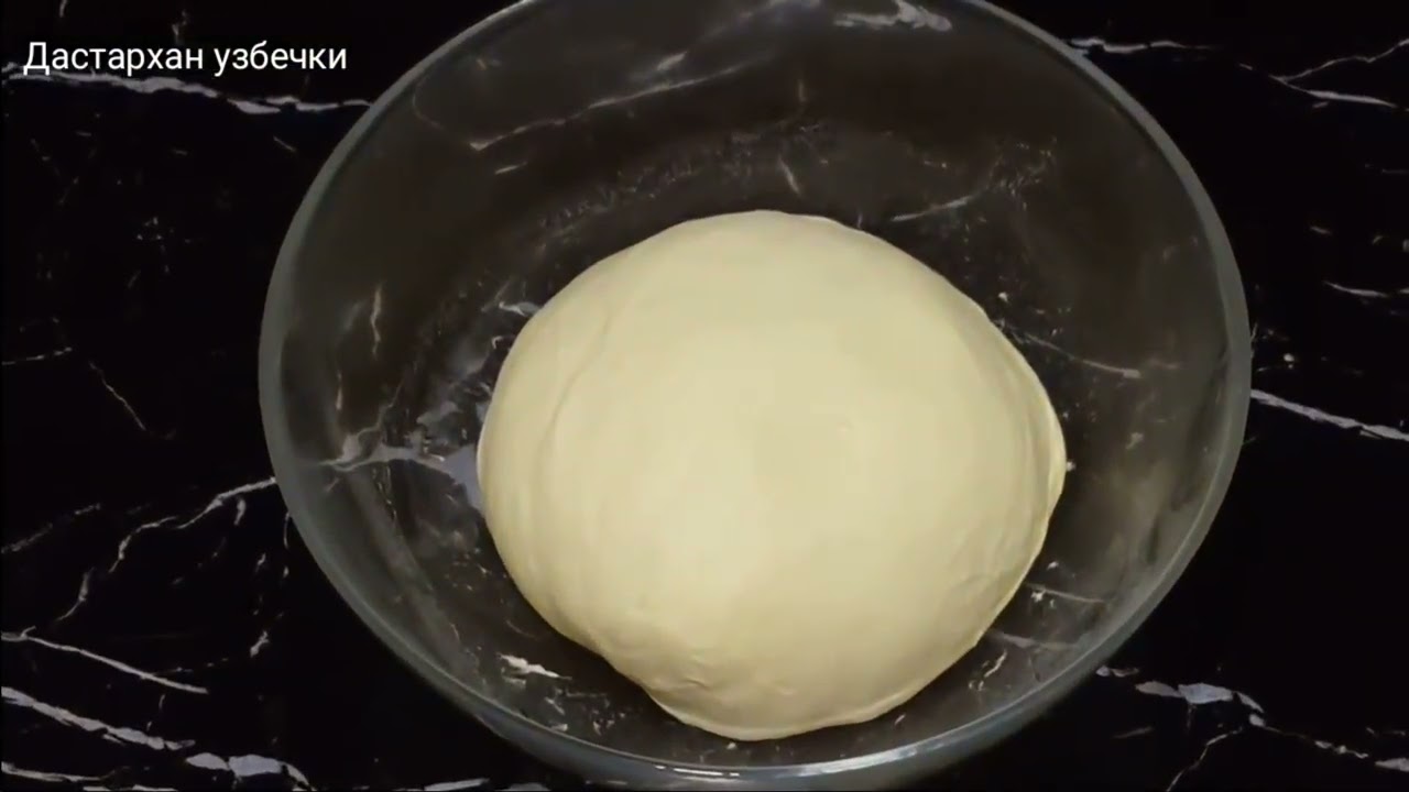 Тесто на манты на 1 кг. Манты тесто для мантов. Замесить тесто для мантов. Тесто на манты узбекские. Тесто для мантов вкусное по узбекски.