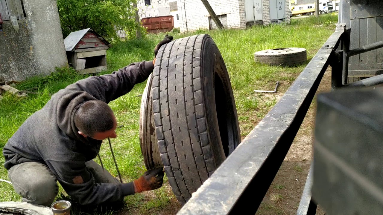 Как накачать колесо на камазе. Бортировка колеса КАМАЗ. Шиномонтаж колеса КАМАЗ. Бортировать колесо грузовые. Взрыв грузового колеса на шиномонтаже.