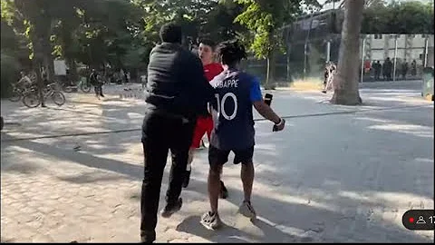 Bodyguard protects speed from fan 😱🔥