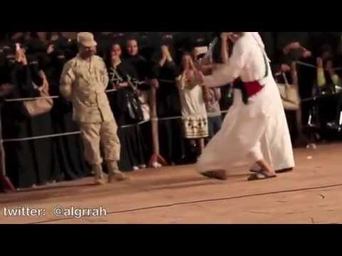 دخول رجل في ساحة الرقص في جناح الإمارات بمهرجان الجنادرية 28