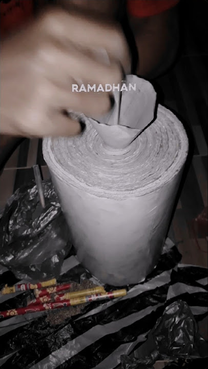 Jedag jedug proses pengisian mercon kertas besar saat malam takbiran