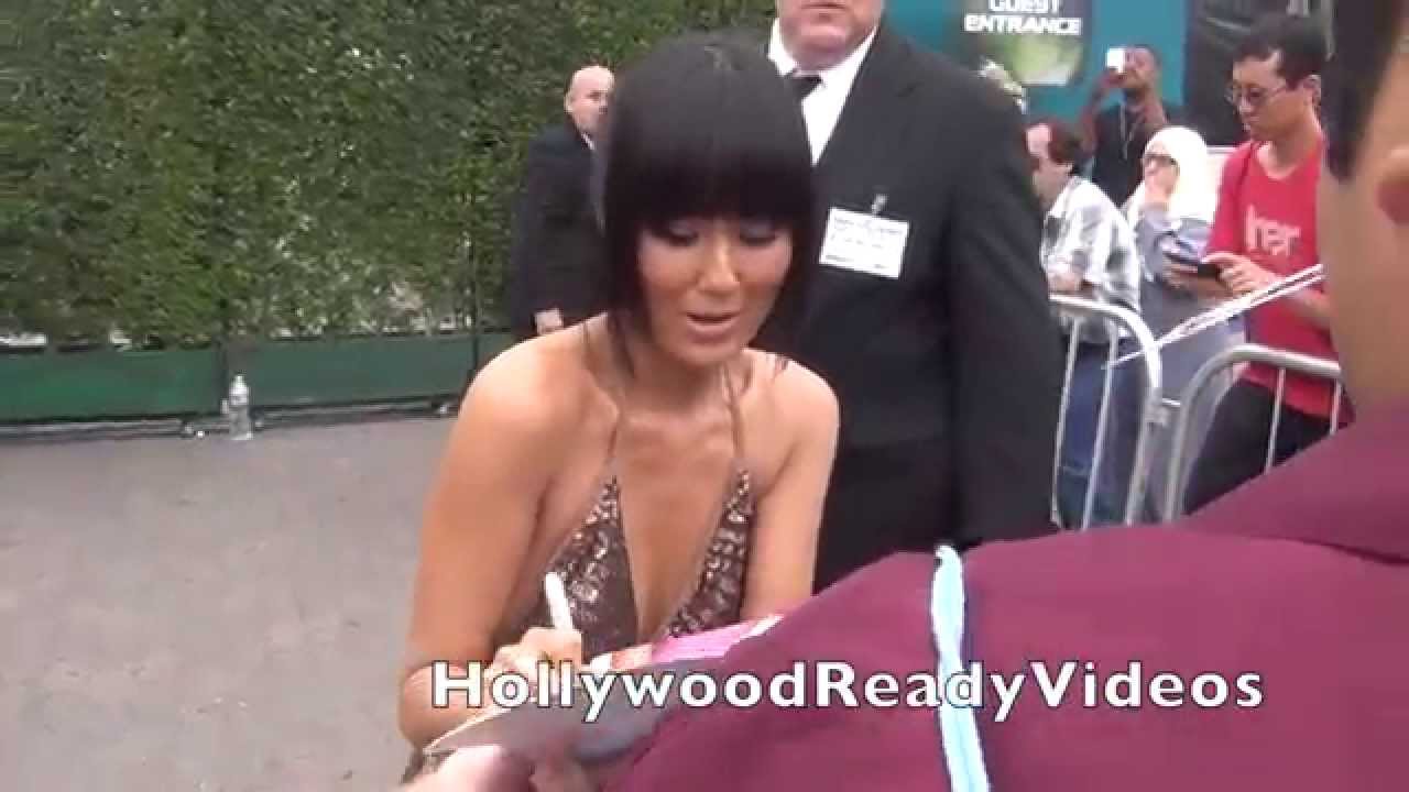 Minae Noji shows love to fans at the Teenage Mutant Ninja Turtles premiere in Westwood