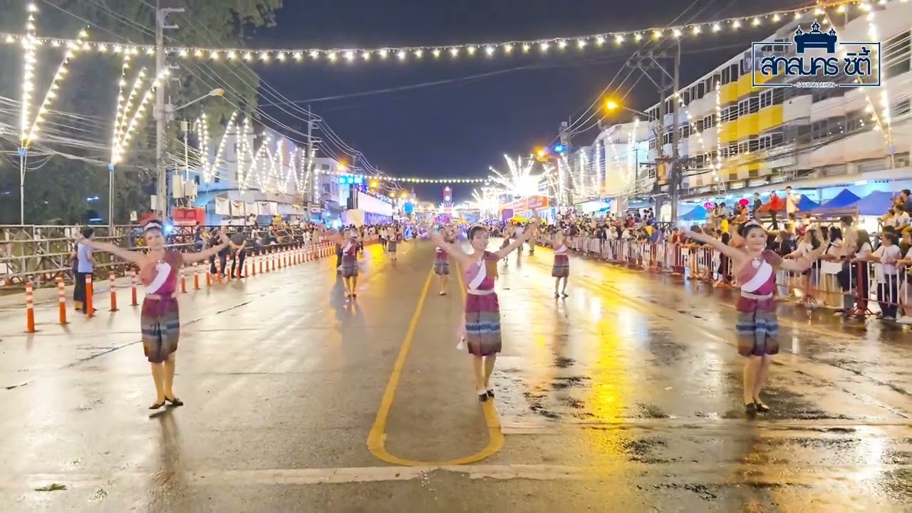 ลำเพลิน เจริญใจ  จากโรงเรียนภูดินแดงวิทยา  ในขบวนแห่ปราสาทผึ้งสกลนคร  ประจำปี 2567