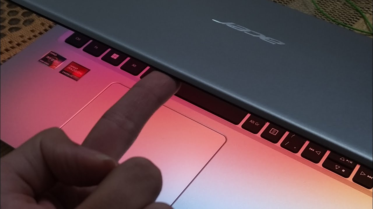 o segredo pra levanta a tela do seu notebook com 1 dedo - YouTube