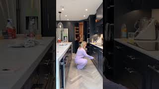 Loirinha Perfeita Toda De Rosinha Arrumando A Casa - Part 1