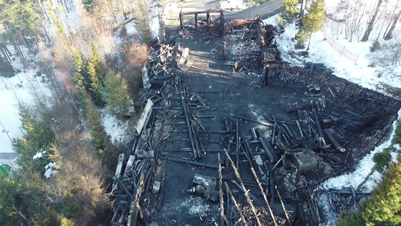 Kocierz. Zgliszcza Baciarskiej Chaty po pożarze