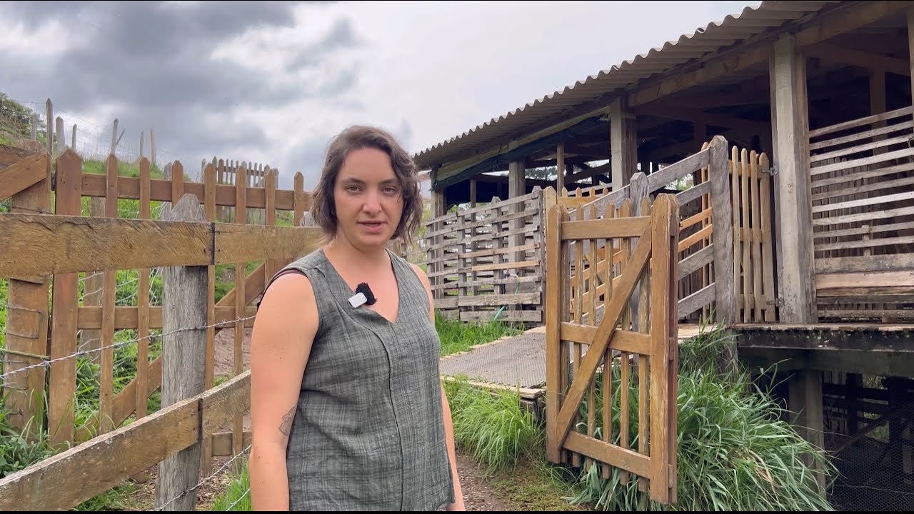 ELA DEIXOU OS PALCOS E FOI FAZER QUEIJO E CUIDAR DE CABRAS NO SÍTIO