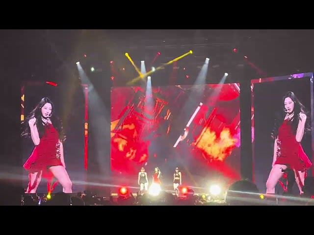 Giselle - 2HOT4U (Live At the O2 Arena, London UK) | aespa - SYNK: Hyper Line Tour class=