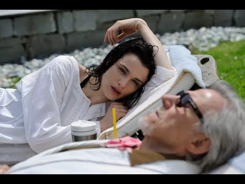 两位老人在酒店度假，满眼都是超级美女，富豪的快乐你想象不到
