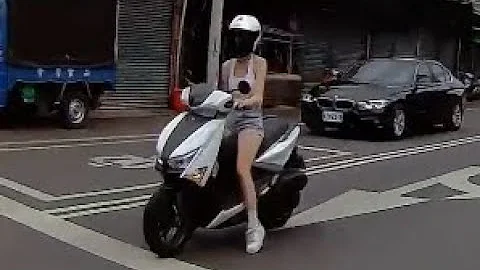 穿校服还不戴安全帽== - 天天要闻