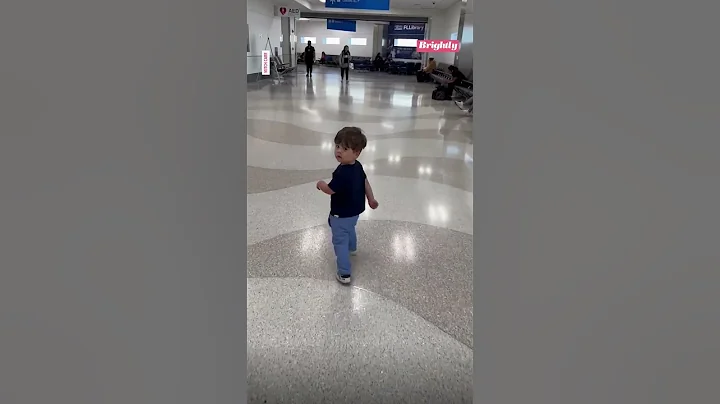 Toddler adorably says 'hi' to everyone at the airport - DayDayNews