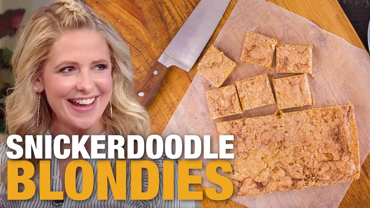 How to Make Easy Snickerdoodle Blondies With the Help of Sarah Michelle Gellar | Rachael Ray Show