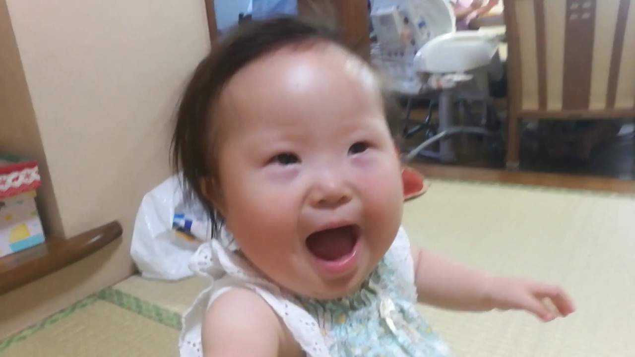 うちわの風に喜ぶゆー ダウン症児赤ちゃん1歳5ヶ月 Youtube