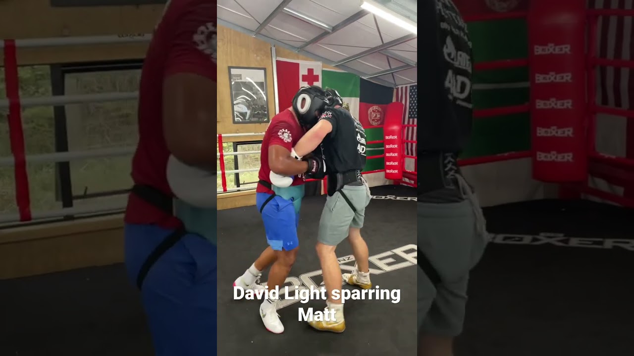 David Light sparring 6'4 Pro Boxert Matt Mataika