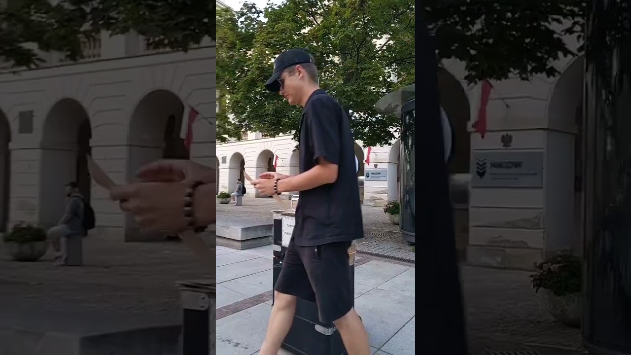 Мини-оркестр + инстафотограф в центре Варшавы (creative earning money by young guys:))