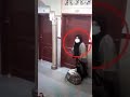 شاهدو كيف يتم سرقه المنازل عبر عصابة نسائية حذرو بناتكم ونسائكم