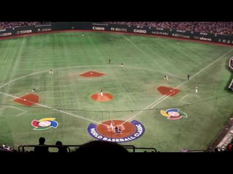 WBC　オランダ VS 日本　 5回裏　オランダ VS 日本　シモンズ 1球目を打ってセンターへのヒット