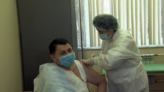 Жандарбек Бекшин привился российской вакциной «Спутник V»