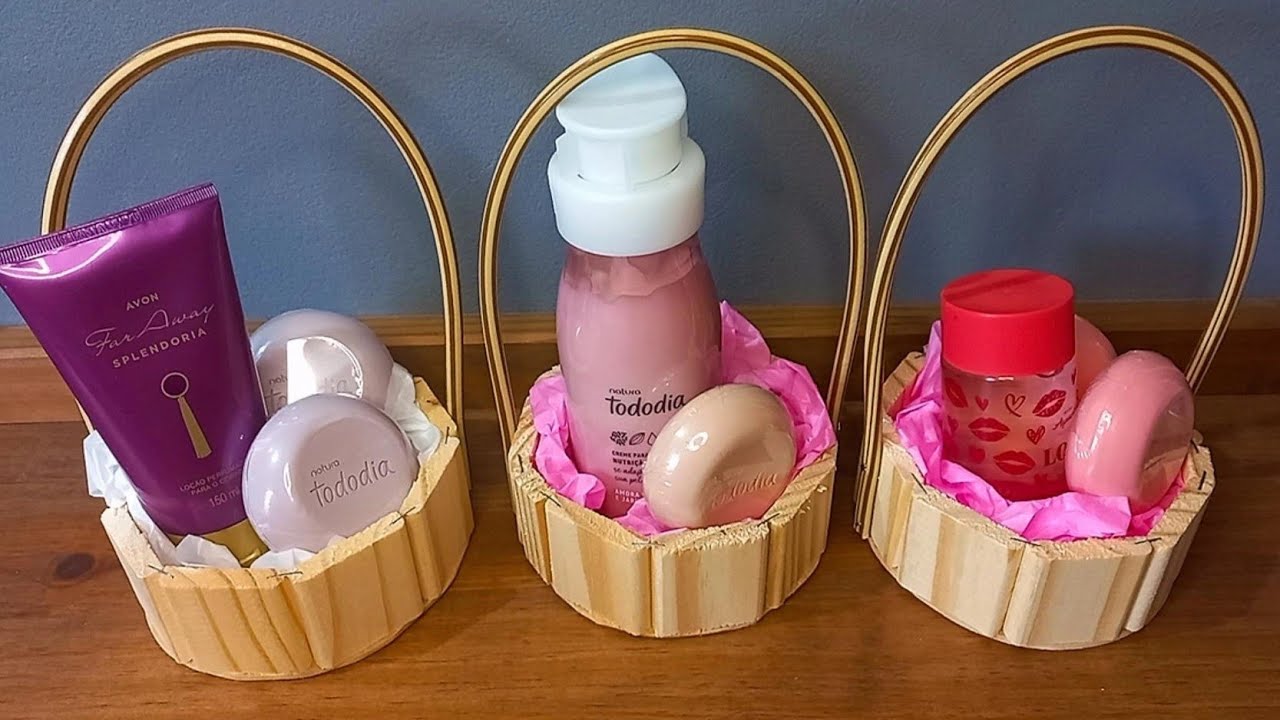 Montando kits na cesta de madeira