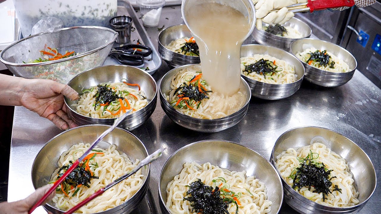 Популярная корейская лапша (калгуксу) - корейская уличная еда