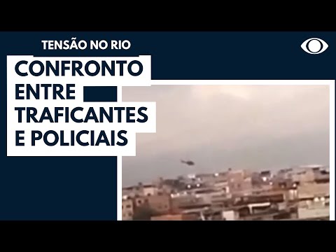 Confronto entre traficantes e policiais no Complexo do Alemão, no Rio de Janeiro