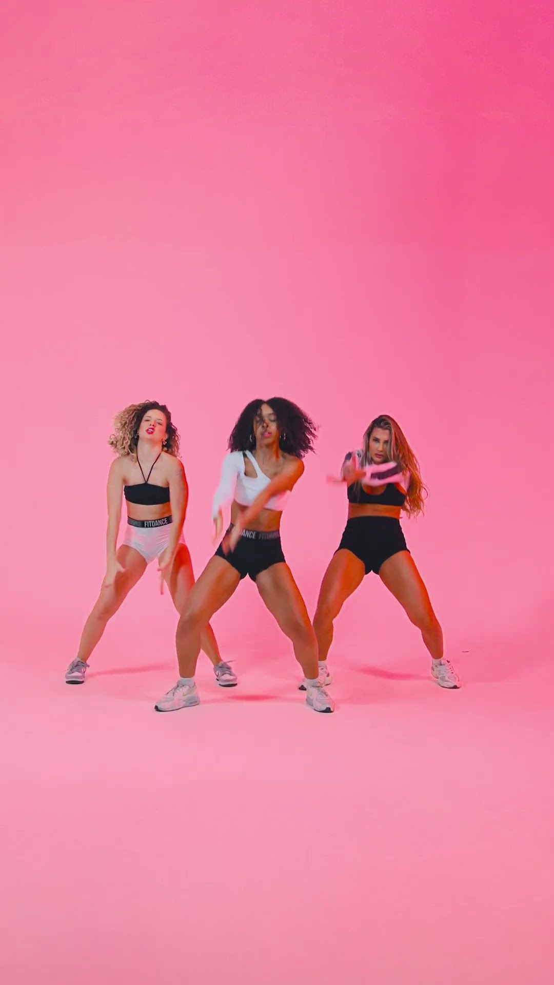 FAZ STRIPTEASE E JOGA! ?? @vickpirees arrasando com @lais_carvalhod e @karolgerez essa coreô mara ✨