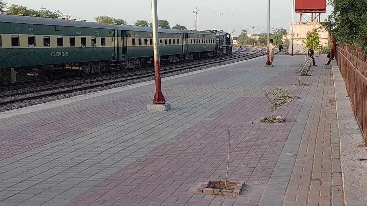 37up fareed express departure from bahawalpur 