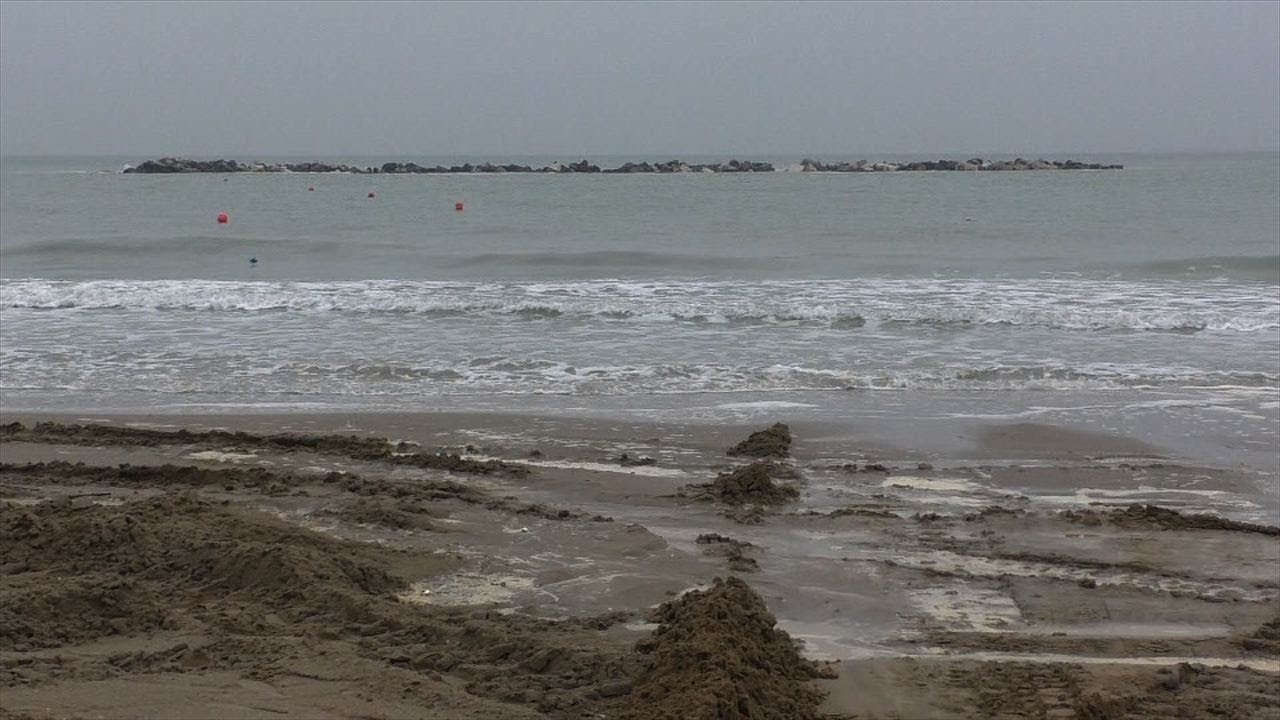 Il mare si mangia la spiaggia a Lido Adriano: i residenti chiedono interventi a difesa della costa